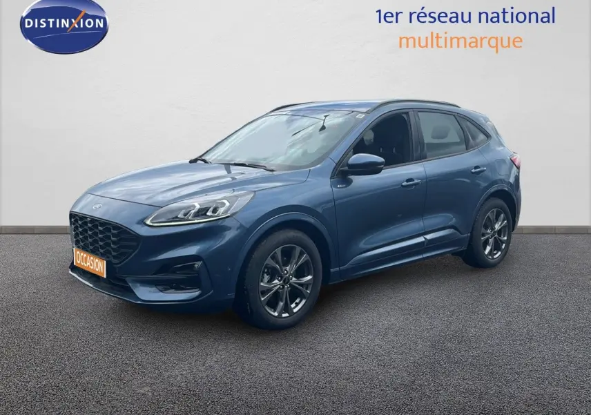 Ford Kuga 2024 bleu chrome métal en 3/4 avant droit, avec jantes alliage et calandre noire distinctive.
