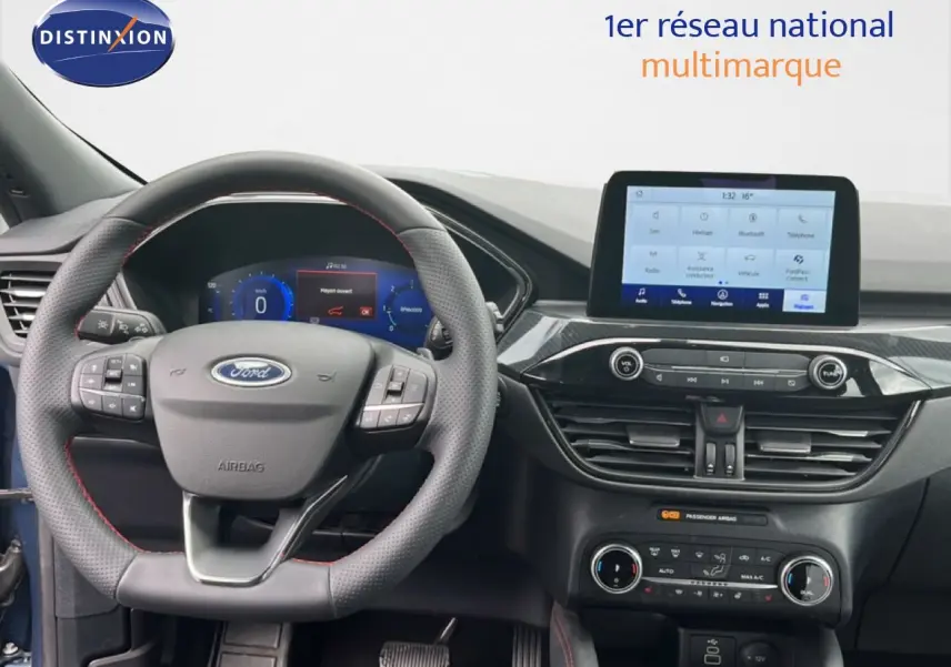 Vue intérieure du tableau de bord et volant du Ford Kuga 2024 bleu chrome, avec écran tactile central et commandes au volant.