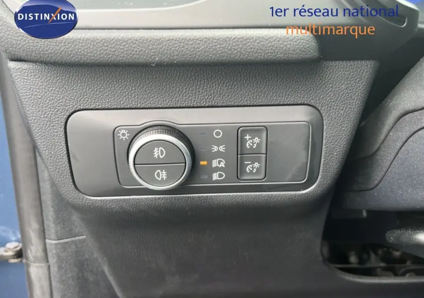 Gros plan sur les commandes d’éclairage intérieures du Ford Kuga bleu chrome, côté gauche du tableau de bord.