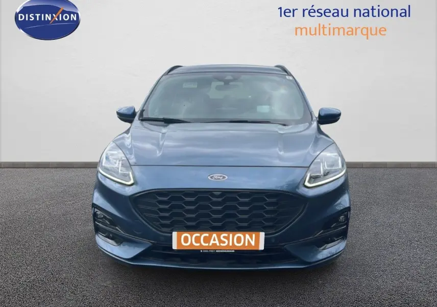 Vue frontale d'un Ford Kuga 2024 bleu chrome métal avec calandre noire et phares LED allumés.