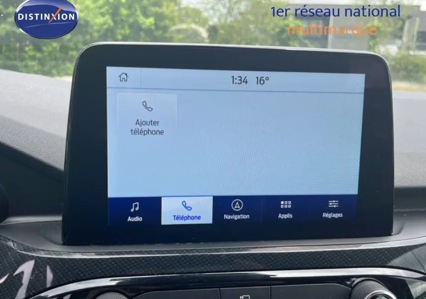 Écran tactile central du Ford Kuga 2024 bleu chrome, affichant le menu téléphone en intérieur noir.
