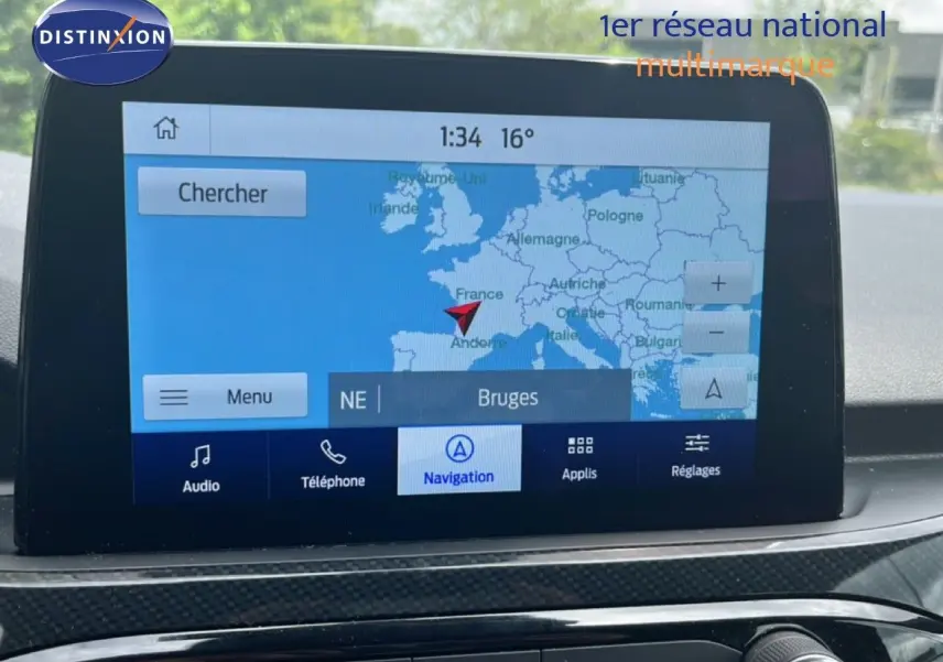 Écran tactile central du Ford Kuga bleu chrome 2024 montrant la navigation avec carte d'Europe en vue frontale.