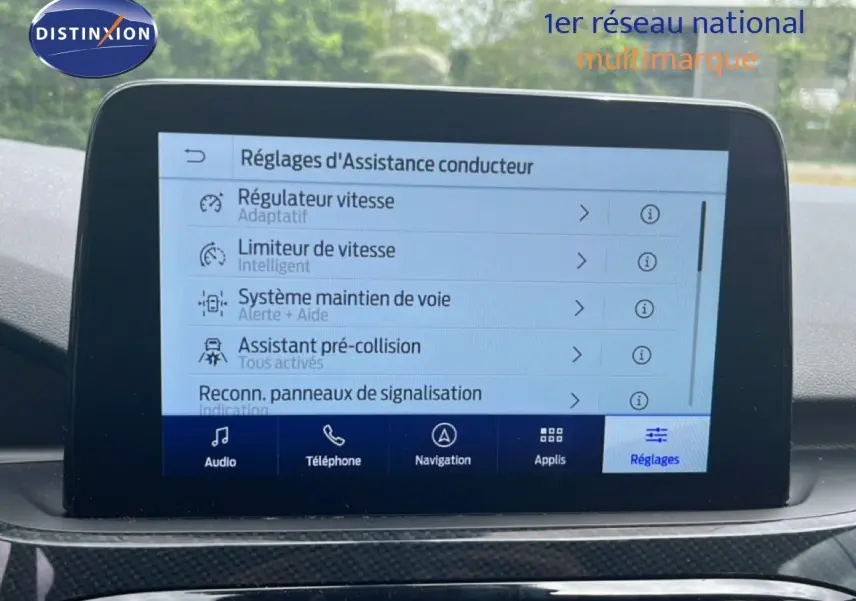 Écran tactile intérieur affichant les réglages d’assistance conducteur du Ford Kuga 2024, vue frontale.