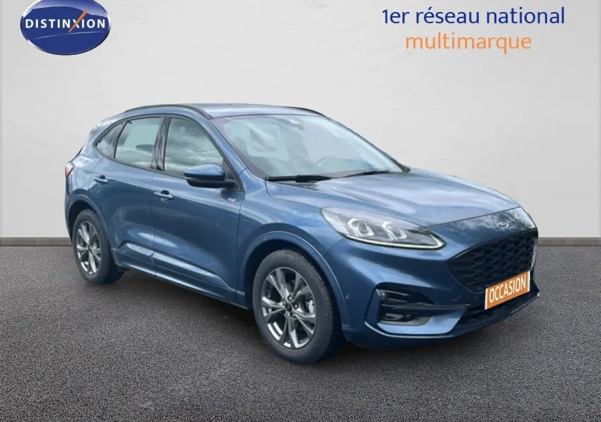 Vue 3/4 avant droite d’un Ford Kuga 2024 bleu chrome métallisé avec calandre noire et jantes alliage.
