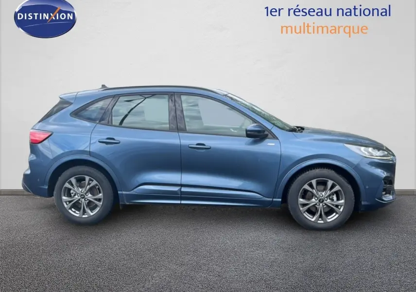 Vue latérale droite d'un Ford Kuga 2024 bleu chrome métal avec jantes alliage et lignes dynamiques ST-Line.
