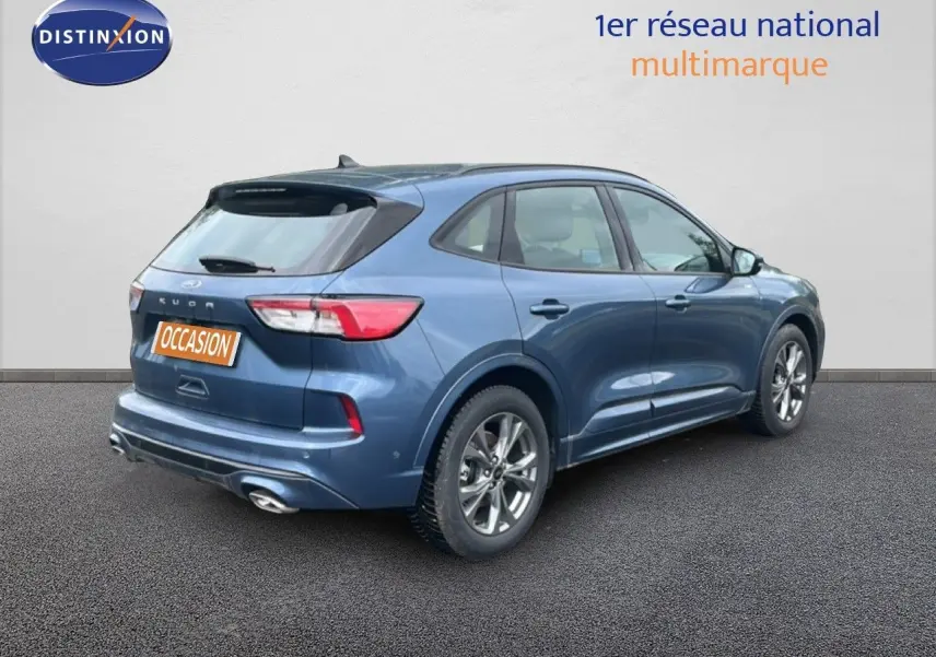 Vue 3/4 arrière droite d'un Ford Kuga bleu chrome métal 2024, finition ST-LINE avec jantes alliage et feux LED.