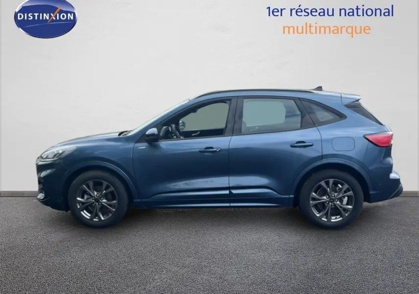 Ford Kuga 2024 bleu chrome métal en profil droit, finition ST-LINE avec jantes alliage sombres et lignes dynamiques.