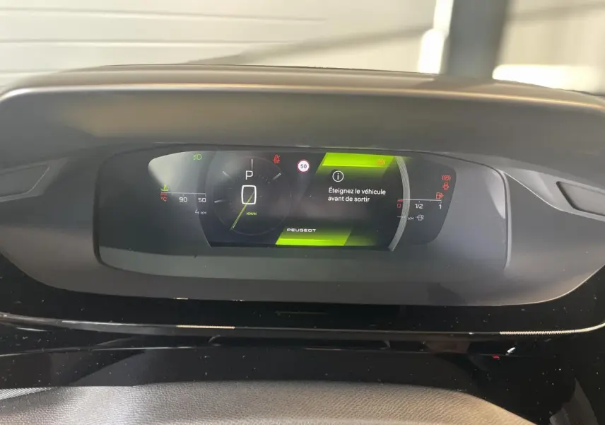Combiné numérique 10 pouces du Peugeot 308 GT diesel blanc, affichant un message d'arrêt du véhicule.