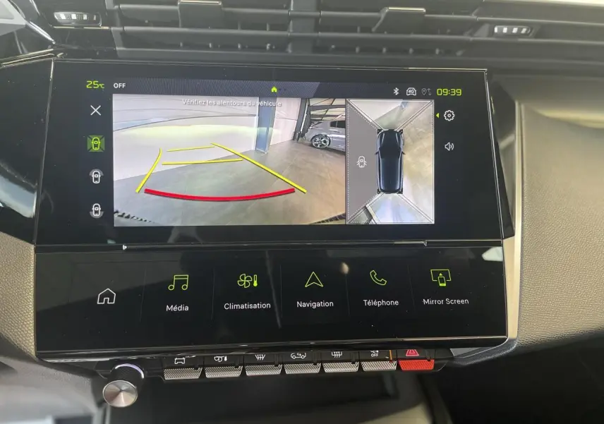 Écran central de la Peugeot 308 2025 montrant la caméra de recul et vue 360° en intérieur beige.