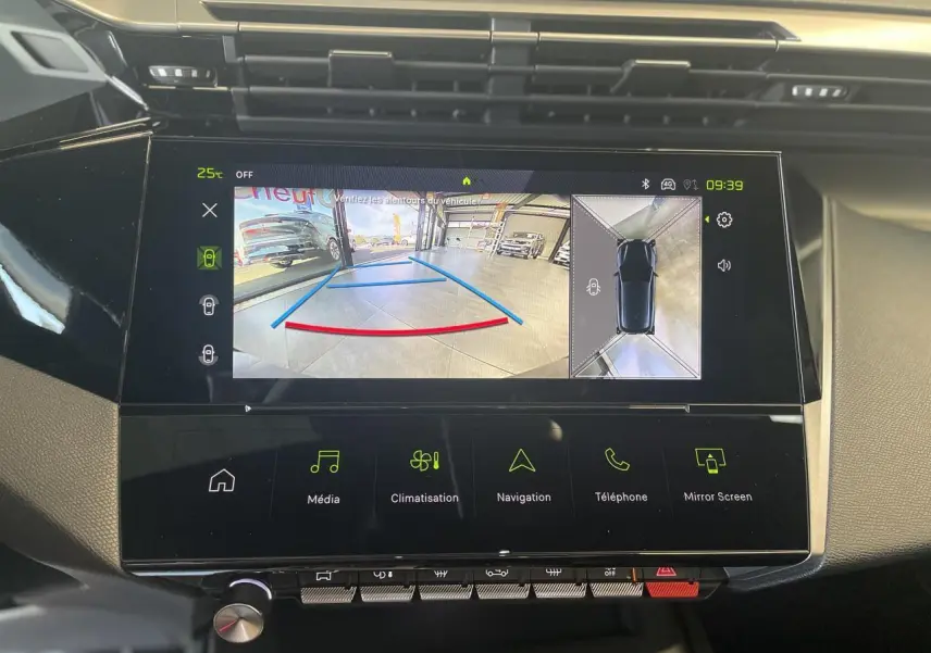 Écran tactile central affichant la caméra de recul et la vue à 360° dans une Peugeot 308 blanche de 2025.