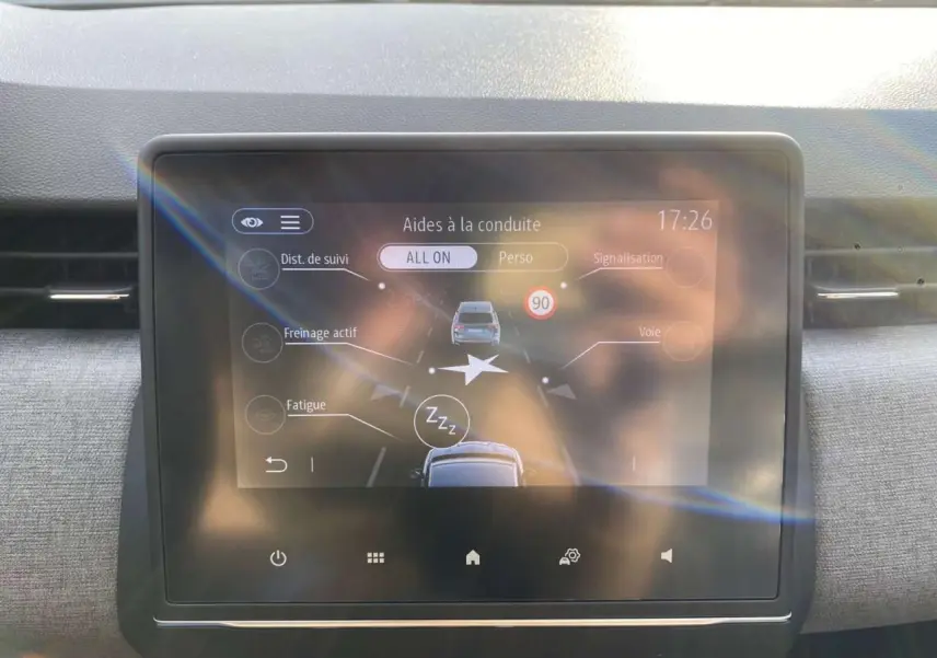 Écran tactile central de la Renault Clio 2025 montrant les aides à la conduite avec interface claire et moderne.