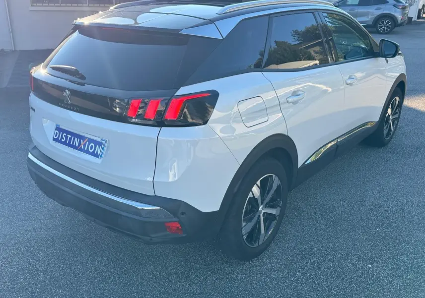 Intérieur du Peugeot 3008 2019 en cuir noir, vue côté conducteur montrant le tableau de bord et la console centrale moderne.