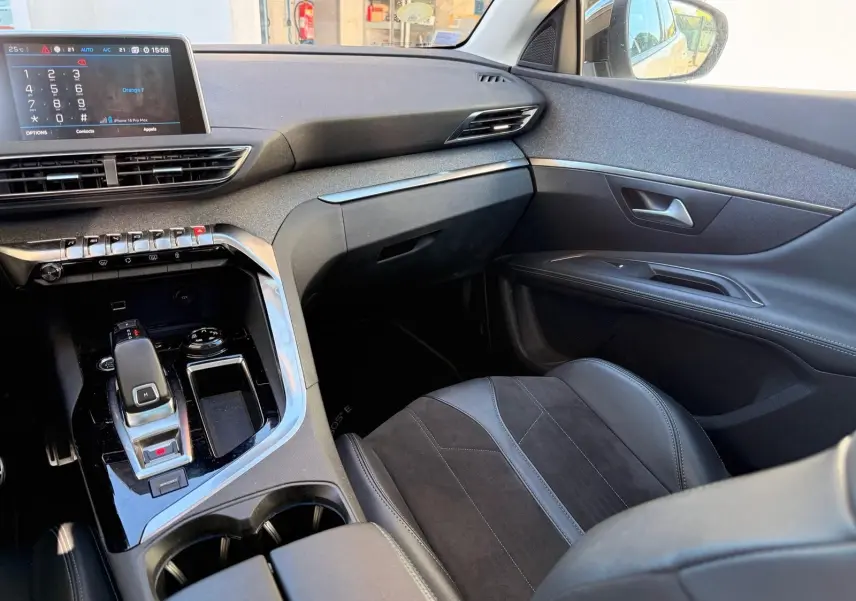 Écran central du Peugeot 3008 blanc nacré de 2019 montrant la caméra avant avec guidage de stationnement.