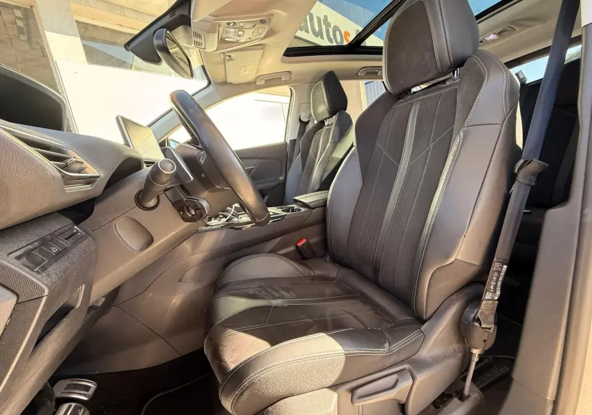 Écran central du Peugeot 3008 blanc nacré de 2019 montrant la caméra de recul avec guidage de trajectoire.