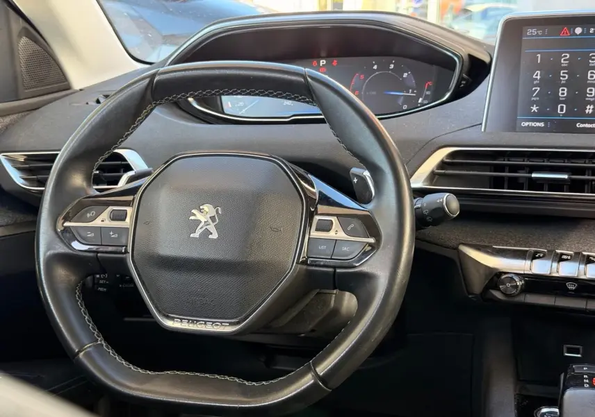 Peugeot 3008 blanc nacré en 3/4 avant droit, avec jantes alliage et calandre noire distinctive.