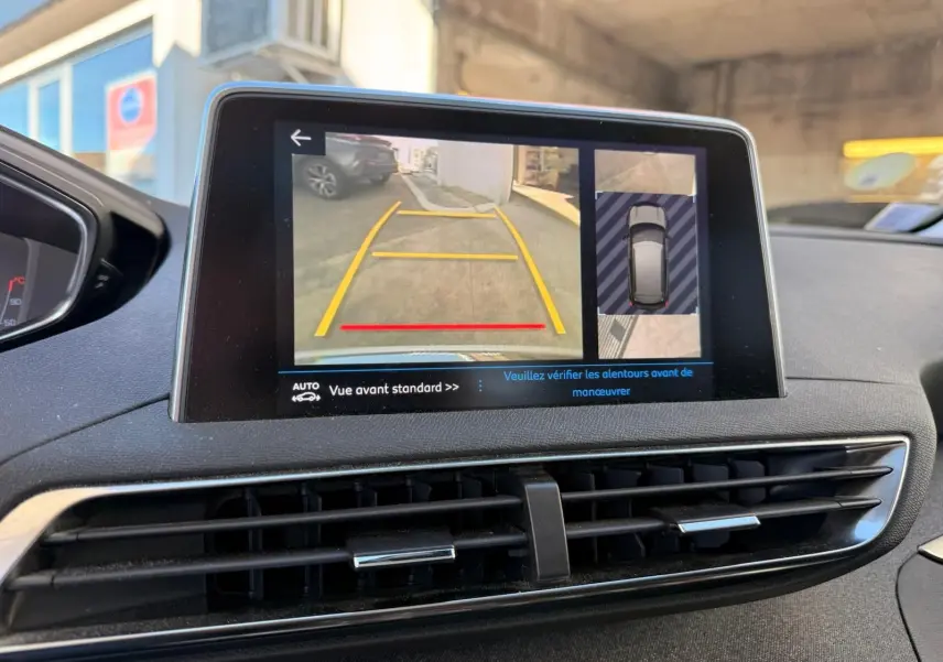 Vue arrière d'un Peugeot 3008 blanc nacré avec feux arrière à trois griffes rouges et plaque Distinxion.