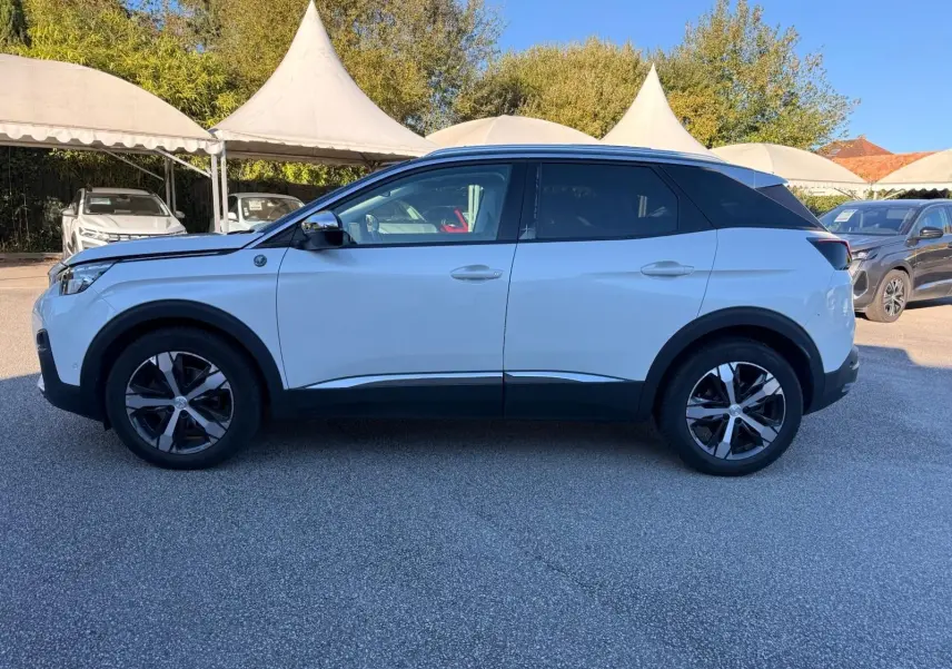 Peugeot 3008 blanc nacré vue de profil côté gauche, avec toit noir contrastant et jantes alliage bicolores.