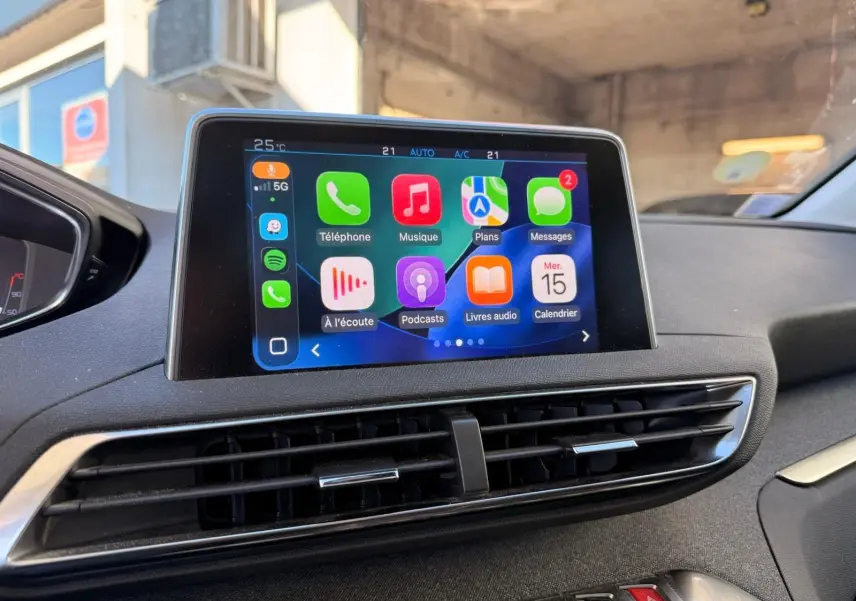 Intérieur noir du Peugeot 3008 2019, vue du poste de conduite avec volant compact et écran tactile central.