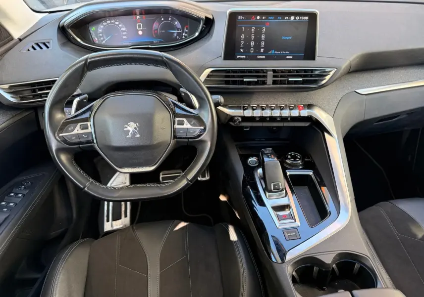 Intérieur côté passager du Peugeot 3008 blanc nacré 2019, avec console centrale moderne et siège en cuir noir.