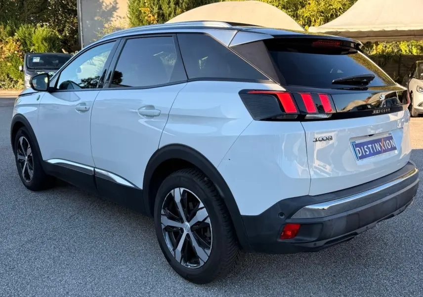 Vue intérieure du Peugeot 3008 blanc nacré de 2019, mettant en valeur le toit panoramique et le tableau de bord moderne.