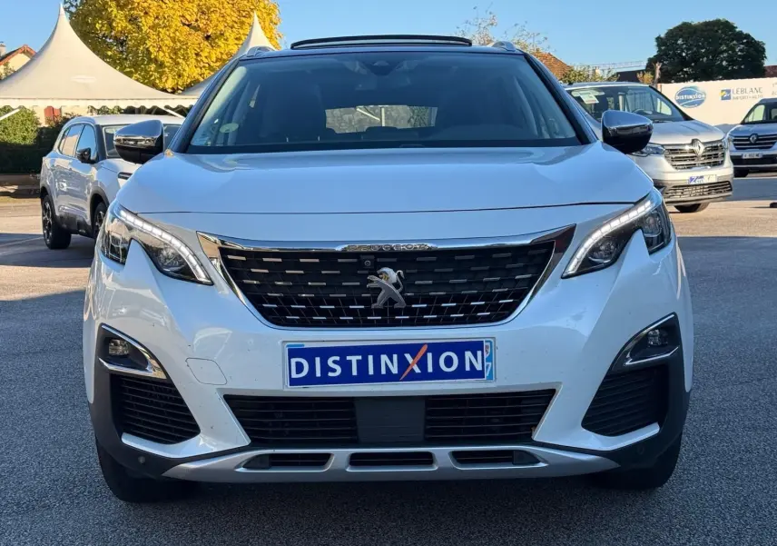 Peugeot 3008 blanc nacré en 3/4 avant droit avec toit panoramique et jantes alliage noires.
