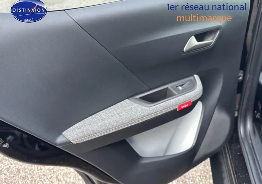 Vue intérieure du panneau de porte avant droit noir et gris clair du Citroën C3 Aircross 2025.