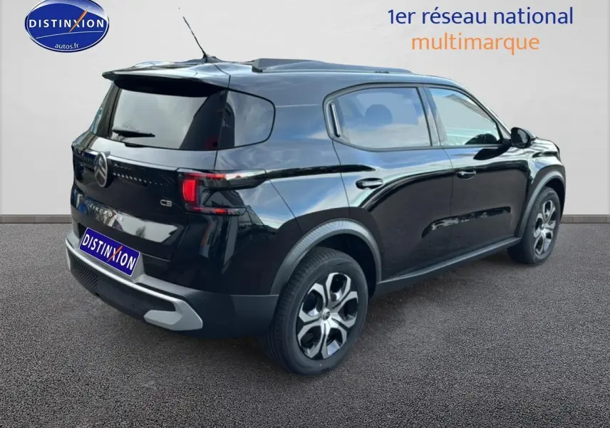 Vue 3/4 arrière droite d’un Citroën C3 Aircross noir 2025 avec jantes 17 pouces et vitres arrière teintées.