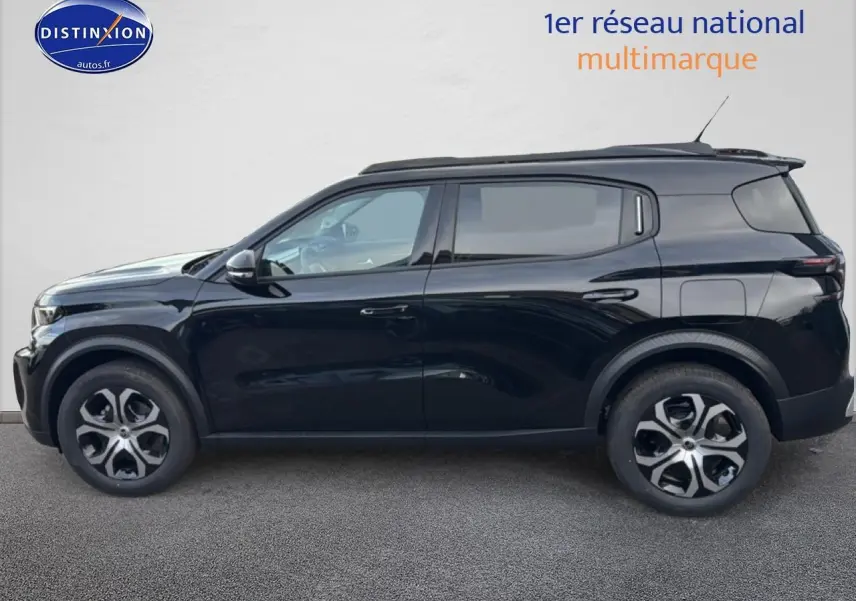 Vue de profil côté gauche d'un Citroën C3 Aircross noir 2025 avec jantes 17 pouces et vitres arrière teintées.