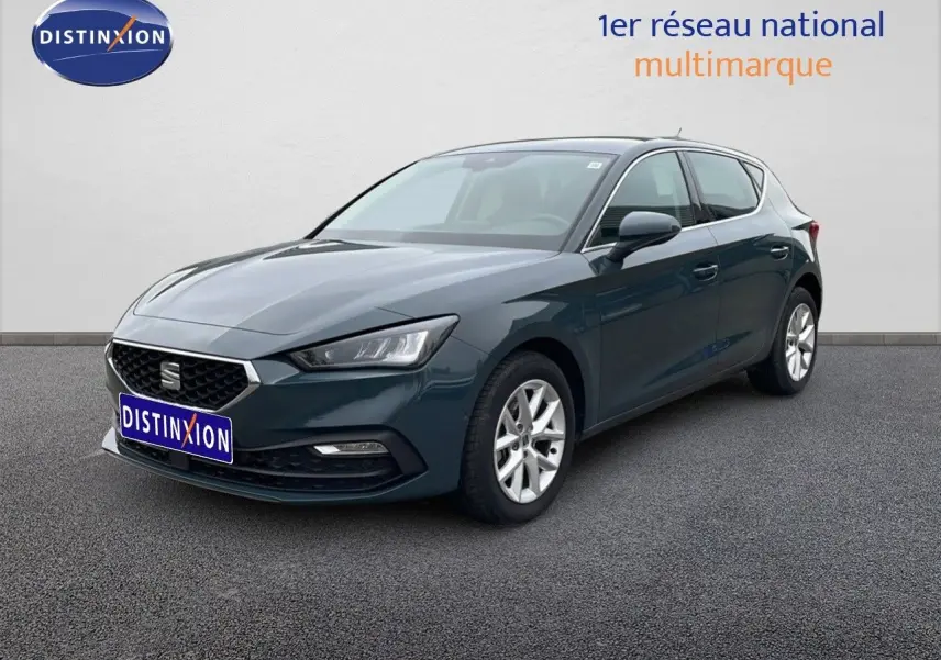 SEAT LEON 2.0 TDI gris magnétique métal vue 3/4 avant droit sur fond neutre avec jantes argentées.