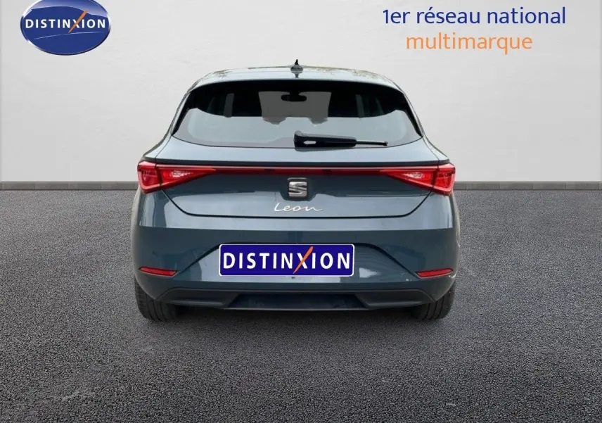 Vue arrière d'une SEAT Leon gris magnétique métal 2025 avec feux arrière connectés et logo central.