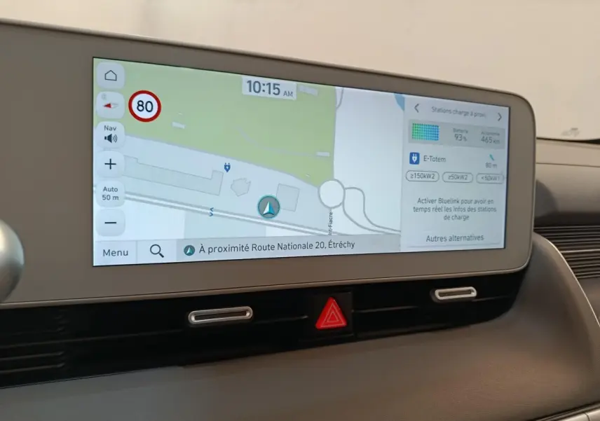 Écran tactile central du tableau de bord de la Hyundai IONIQ 2023 affichant la navigation et infos de charge.
