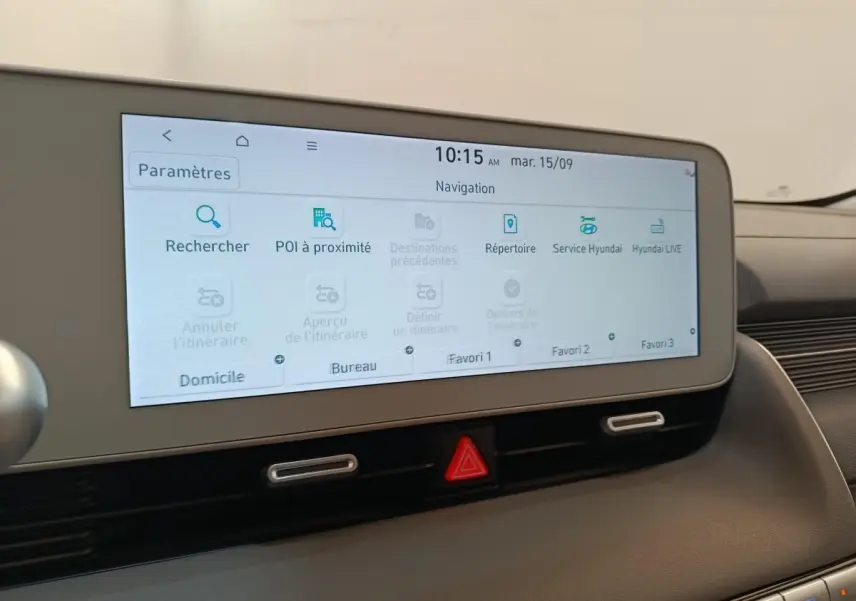 Écran tactile central de navigation 12,3 pouces dans l'habitacle beige du Hyundai IONIQ BEV 77KWH AWD Executive 2023.