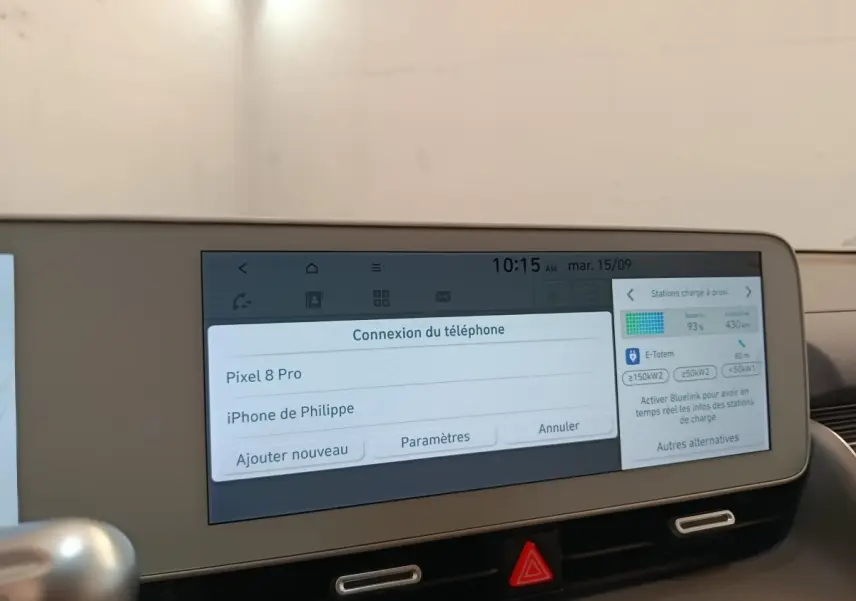 Écran tactile central affichant la connexion Bluetooth et l'autonomie batterie dans l'habitacle d'une Hyundai IONIQ beige.