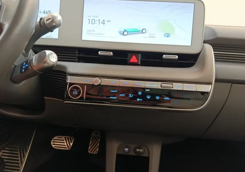 Tableau de bord moderne de Hyundai IONIQ électrique 2023, avec écran tactile large et commandes climatisation intégrées.