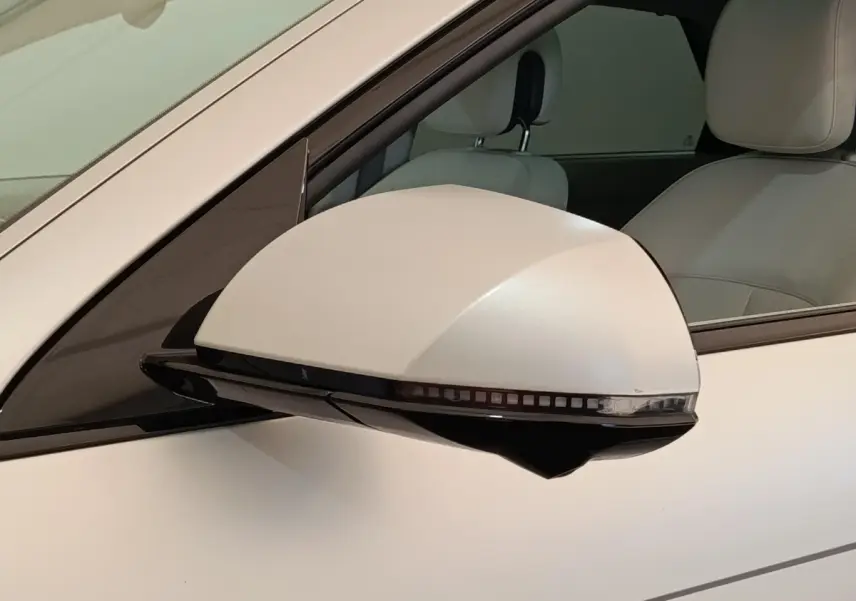 Rétroviseur droit beige de Hyundai IONIQ 2023 BEV 77KWH AWD Executive avec clignotant intégré, vue rapprochée.