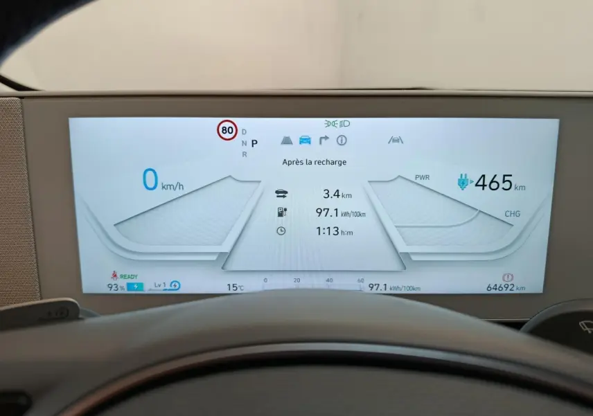 Tableau de bord numérique de Hyundai IONIQ BEV 77KWH AWD beige, affichage vitesse et autonomie électrique.