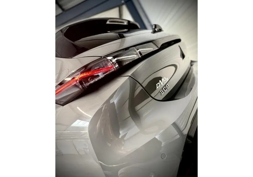 Gros plan sur l'arrière droit gris selenium de la Peugeot 308 avec feux LED et monogrammes distinctifs.