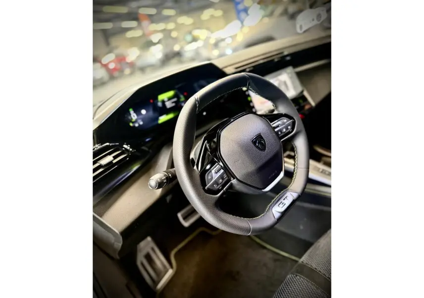 Volant cuir GT et tableau de bord numérique de la Peugeot 308 Gris Selenium vue intérieure avant droite.