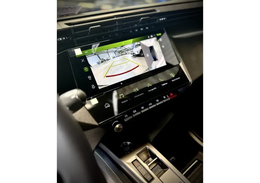 Vue rapprochée de l'écran tactile central et console de la Peugeot 308 GT gris sélénium avec caméra de recul active.