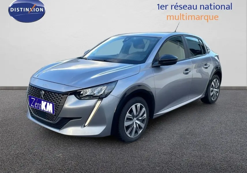 Peugeot 208 électrique gris Artense vue 3/4 avant droit avec calandre distinctive et feux LED verticaux.