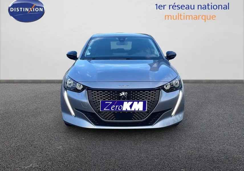 PEUGEOT 208 électrique gris Artense vue de face avec calandre distinctive et feux LED en forme de griffes.