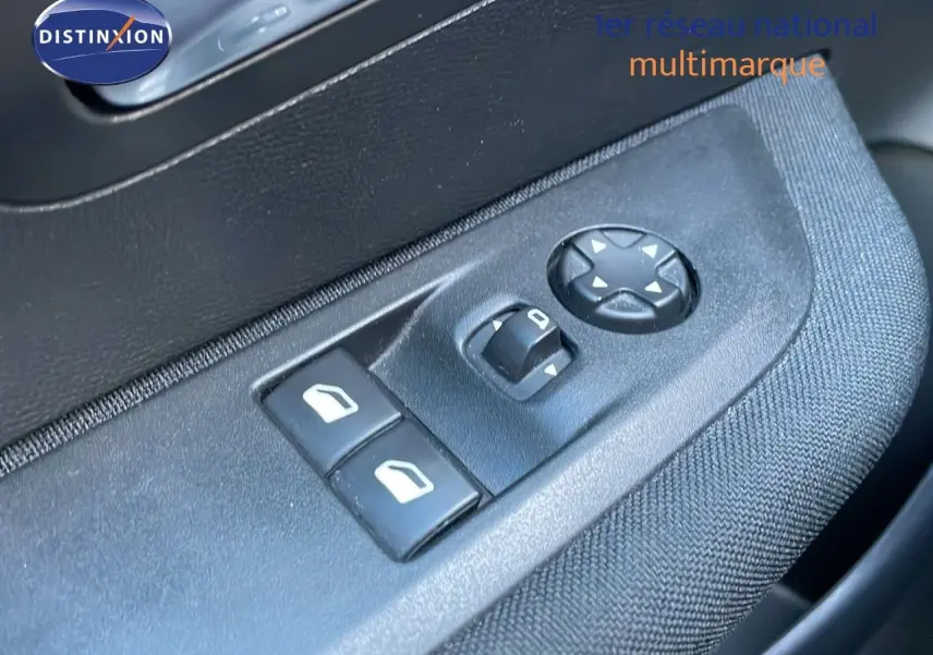 Commande des vitres électriques et réglage des rétroviseurs sur la porte côté conducteur d'une Peugeot 208 gris Artense.