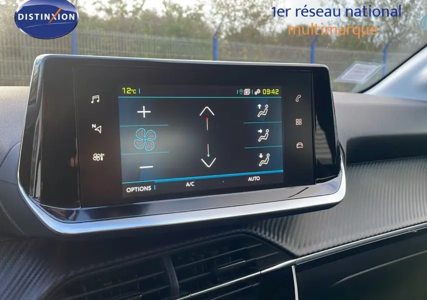 Écran tactile central affichant les commandes de climatisation dans l'habitacle d'une Peugeot 208 gris Artense.