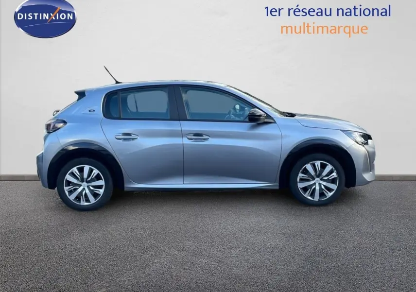 Profil côté gauche d'une Peugeot 208 électrique gris Artense, version Active Business 2020 avec jantes distinctives.