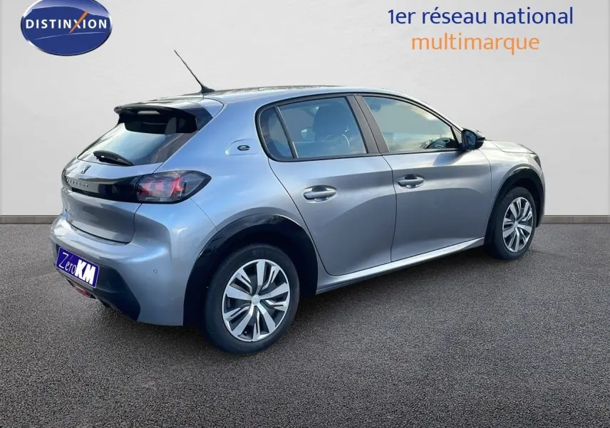 Peugeot 208 électrique gris Artense vue 3/4 arrière côté droit sur fond neutre avec logo Distinxion.