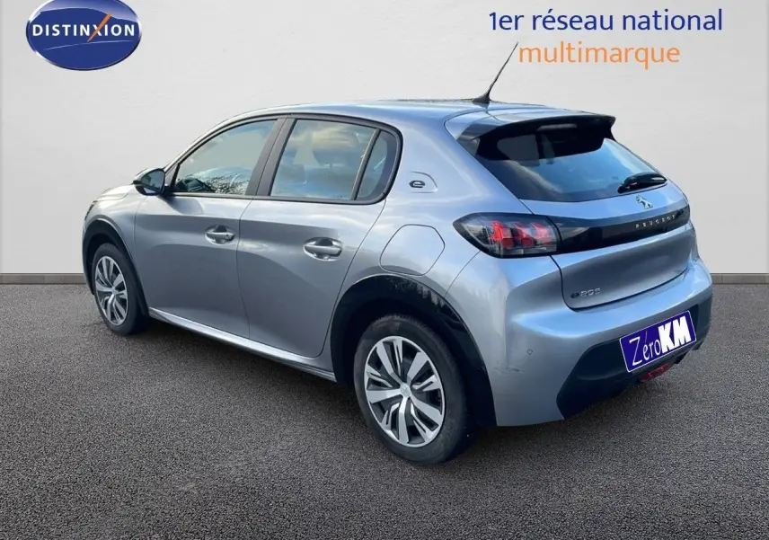 Peugeot 208 électrique gris Artense vue 3/4 arrière côté gauche avec jantes et logo e-208 visibles.