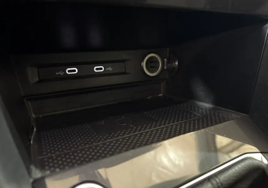 Gros plan sur la zone de recharge par induction et ports USB-C du Volkswagen Tiguan 1.5 TSI 150 DSG7 Life Business 2021.