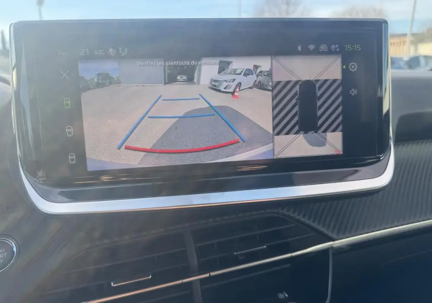 Écran tactile intérieur du Peugeot 2008 Hybrid 145 Allure montrant la caméra de recul et l’aide au stationnement.