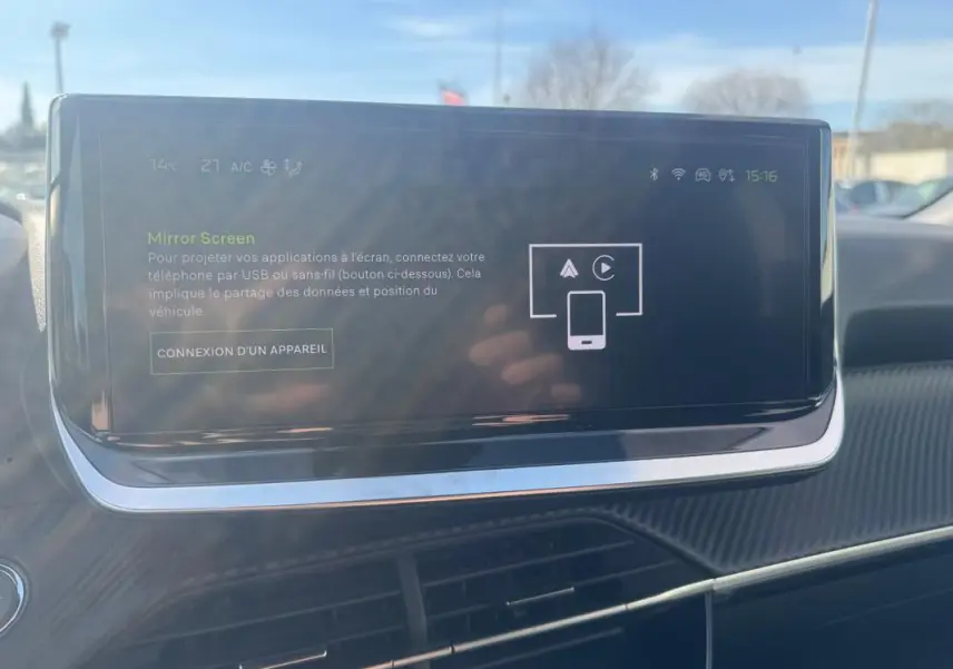 Écran tactile du tableau de bord du Peugeot 2008 Hybrid 145 gris, affichant l'option Mirror Screen.