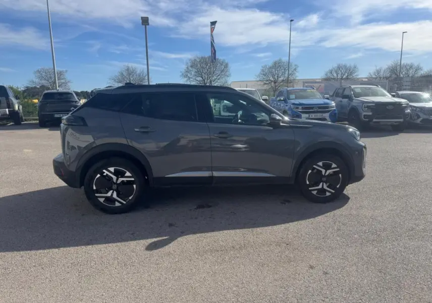 Peugeot 2008 Hybrid gris en profil droit, avec jantes alliage 17 pouces et toit noir contrasté.